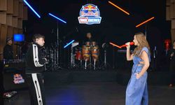 Hadise Ve Motive'nin Düeti Sosyal Medyada Gündem Oldu