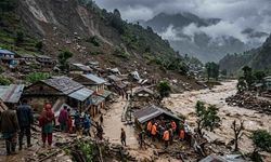 Nepal'de Okul Müdürü 1643 Öğrencisini Selden Kurtardı