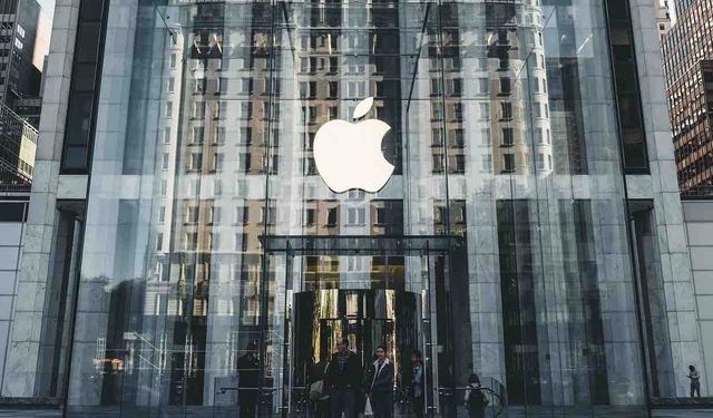 Apple'ın Yapay Zeka Destekli Siri Vaadi Yine Ertelendi