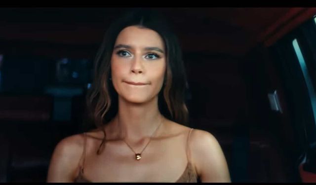 Beren Saat'in İlk Şarkısı CapitaliZoo Trendlere Girdi
