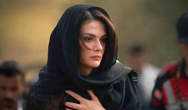 Sinem Ünsal'ın Reklam Çekimindeki Kombinin Fiyatı Belli Oldu