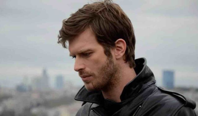 Kıvanç Tatlıtuğ Bayram Namazını Avluda Kıldı Gündem Oldu