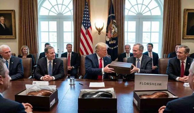 ABD Başkanı Donald Trump Bakanlarına Ayakkabı Hediye Etti