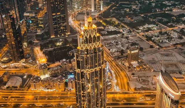 Dubai'deki Oracle Binası Drone Enkazı Yüzünden Hasar Gördü