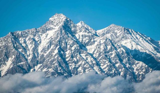 Himalayalar'ın Zirvesine Çıktı Eşinin Kollarında Öldü