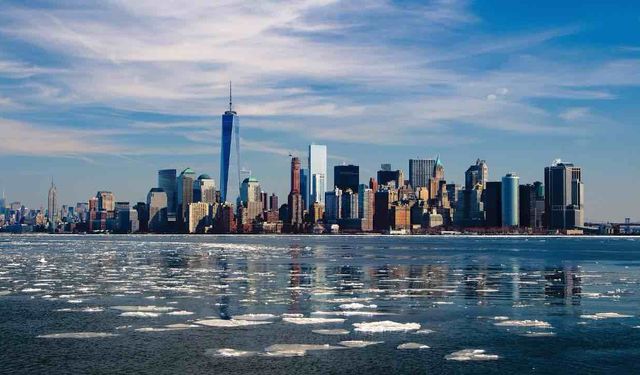 New York'un En Büyük Gökdelenlerinden Biri Çatlamaya Başladı