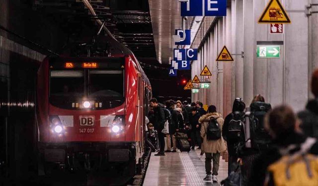 Paris'te Facia 1 Adam 1 Kadın Tren Altında Kaldı