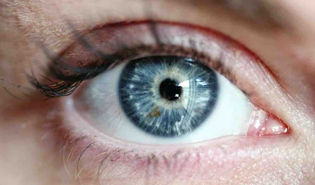 Tarihe Geçen Göz Ameliyatı 2 Retina Tek Gözde Toplandı
