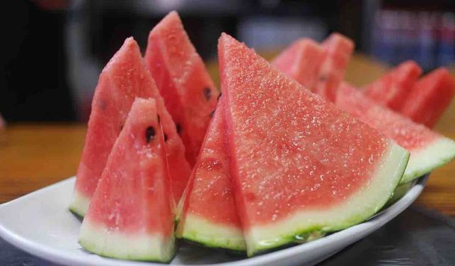 Sıcakta Vücudunuzu Susuz Bırakmayacak 5 Besin İşte Detaylar