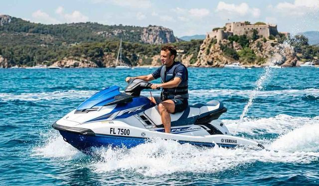 Macron Jet Ski Üzerinde Poz Verdi Tepkiler Arttı