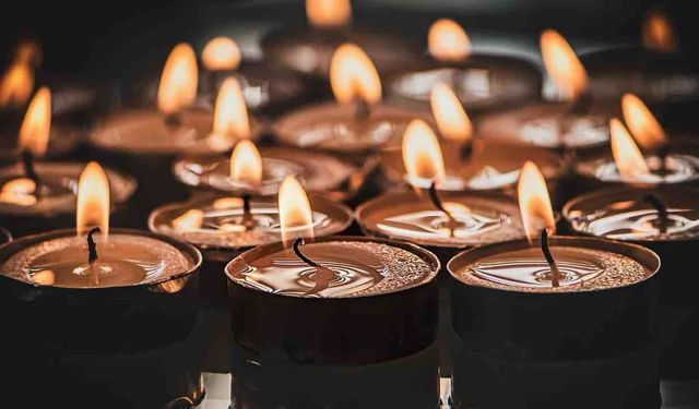 Fransa'da Papa İçin 100 Bin Mum Üretildi