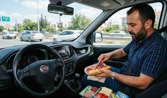 Direksiyonda Sandviç Hazırladı Ceza Yedi