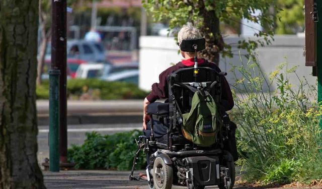 Tekerlekli Sandalye İle Çaldı Koşarak Uzaklaştı