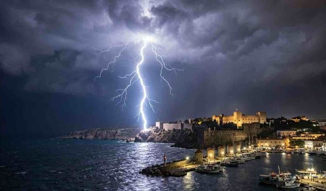 Yunanistan'da Yıldırım Düştü Bir Turist Hayatını Kaybetti