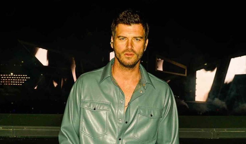 Kıvanç Tatlıtuğ'un İmajını Paylaştığı Görselde Kombin Detayı