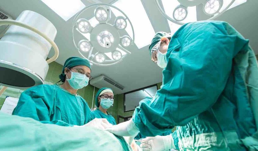 Japonya'da Doktorlar Depremde Bile Ameliyata Ara Vermedi