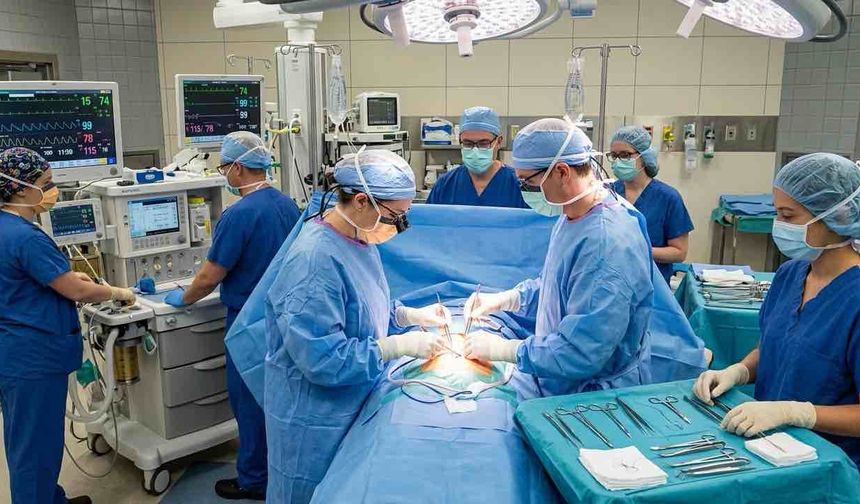 Yapay Zeka Destekli İlk Ameliyat İngiltere'de Yapıldı