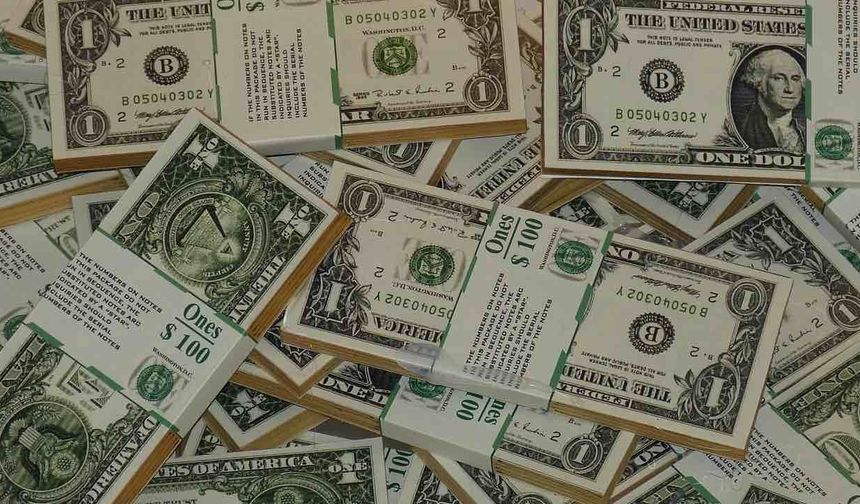 ABD'de ATM Önünde Bulduğu 128 Bin Doları Bankaya İade Etti