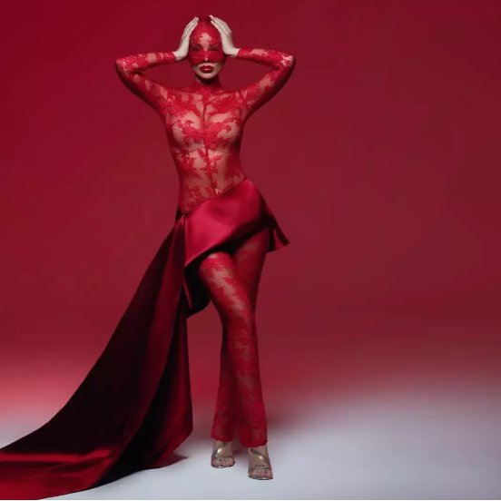 petek dincoz un kirmizi dantel elbiseli pozlari gundem oldu