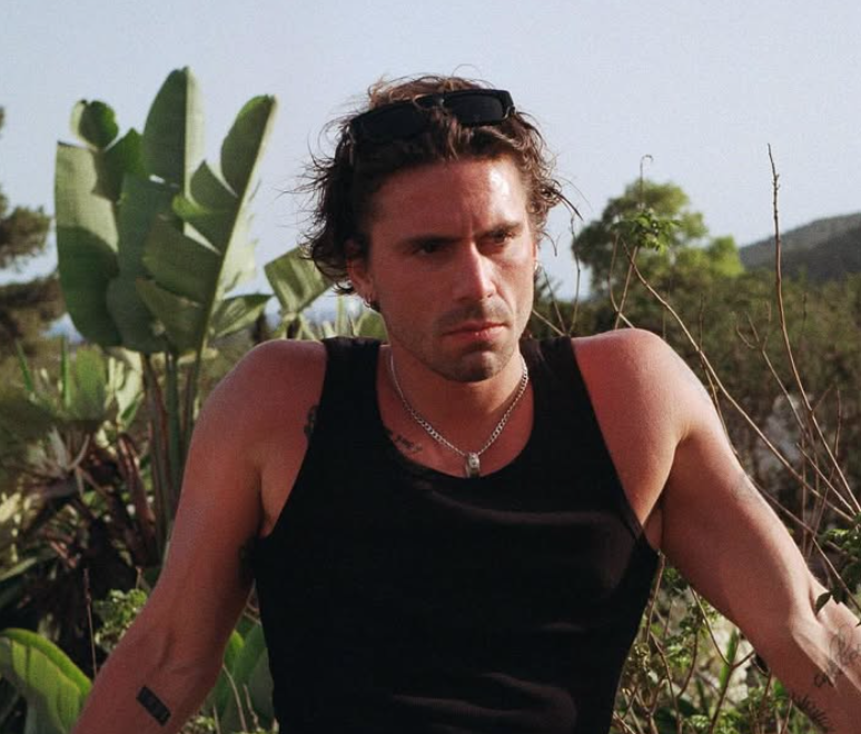 ayni yagmur altinda koray taro emir tekin kimdir nerelidir kac yasindadir