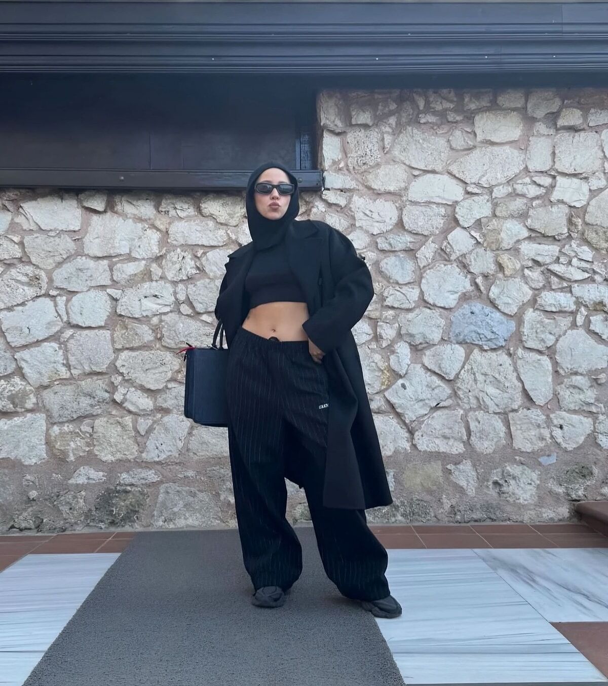 zeynep bastik in kombin tercihi gundem oldu karalara burundu