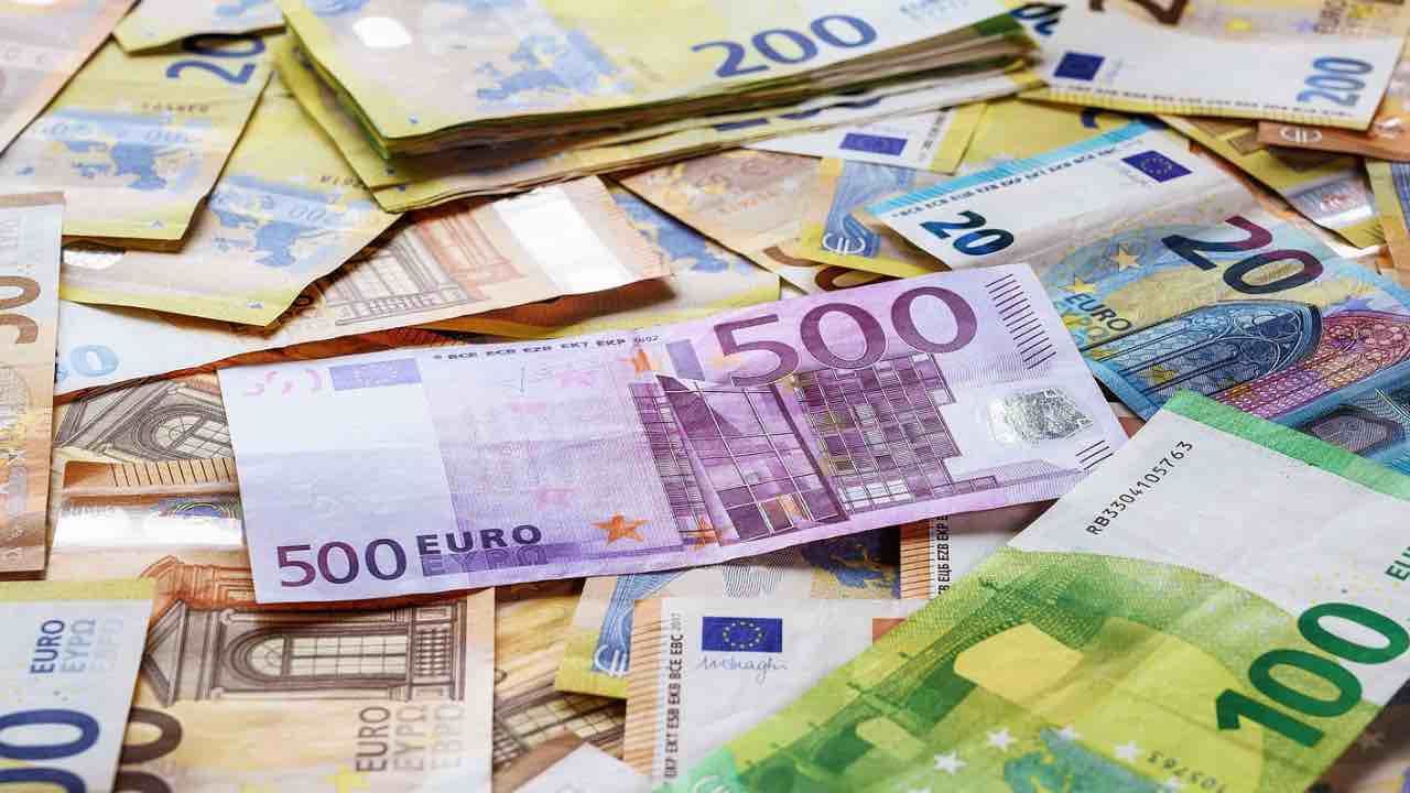 Polisten Kaçarken Arabadan 40 Bin Euro Attılar